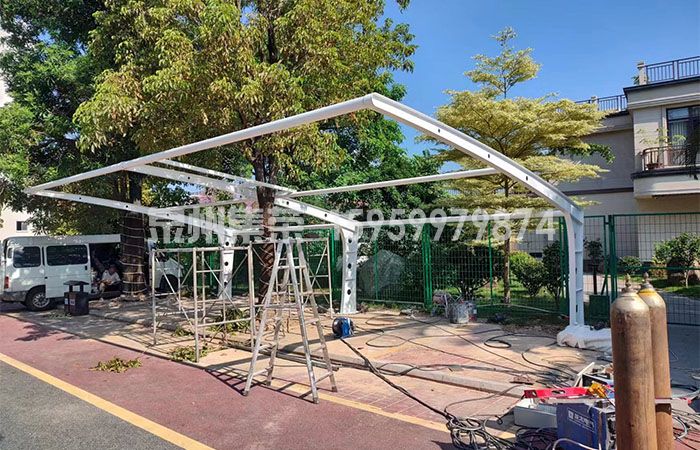 园林小区车棚日间施工效果