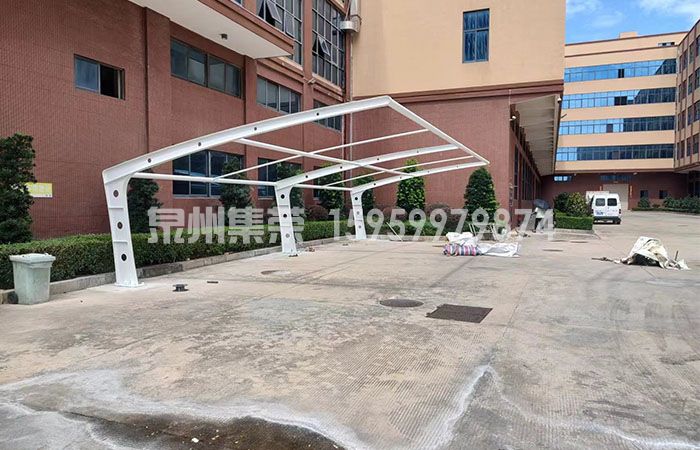 膜结构车棚主体钢架安装阶段