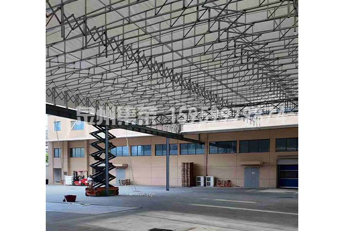 电动伸缩雨棚顶部膜材与钢结构桁架施工实拍