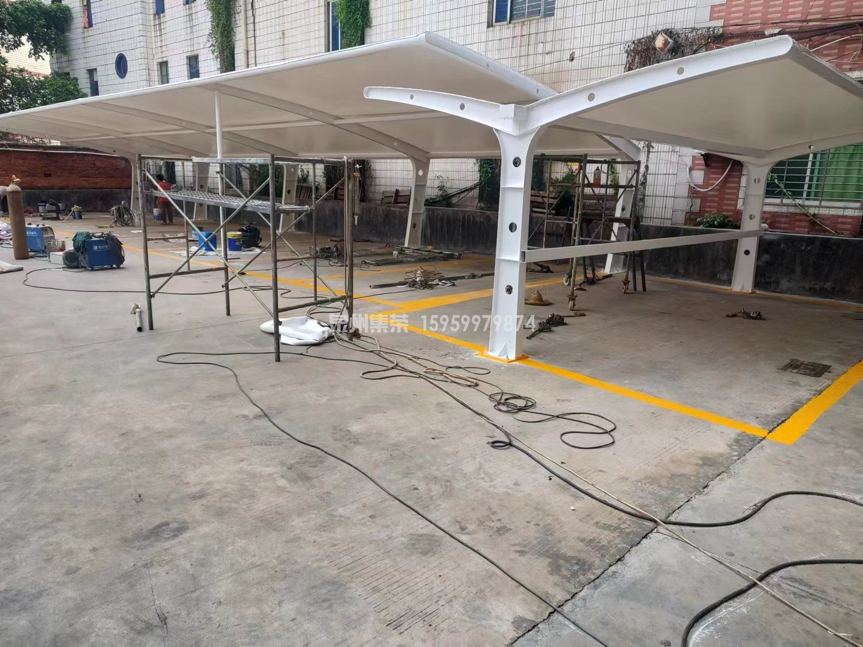 7 字双立柱张拉膜停车棚，环氧富锌防腐钢结构，福建家私厂停车棚工程案例