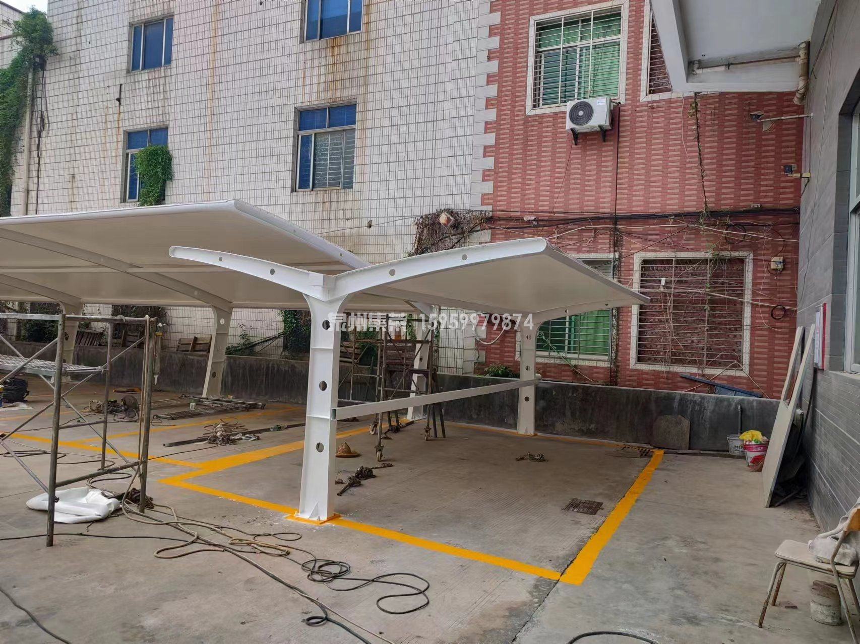 晋江厂区膜结构汽车棚完工实拍，抗台风加厚立柱，工厂车辆遮雨遮阳棚