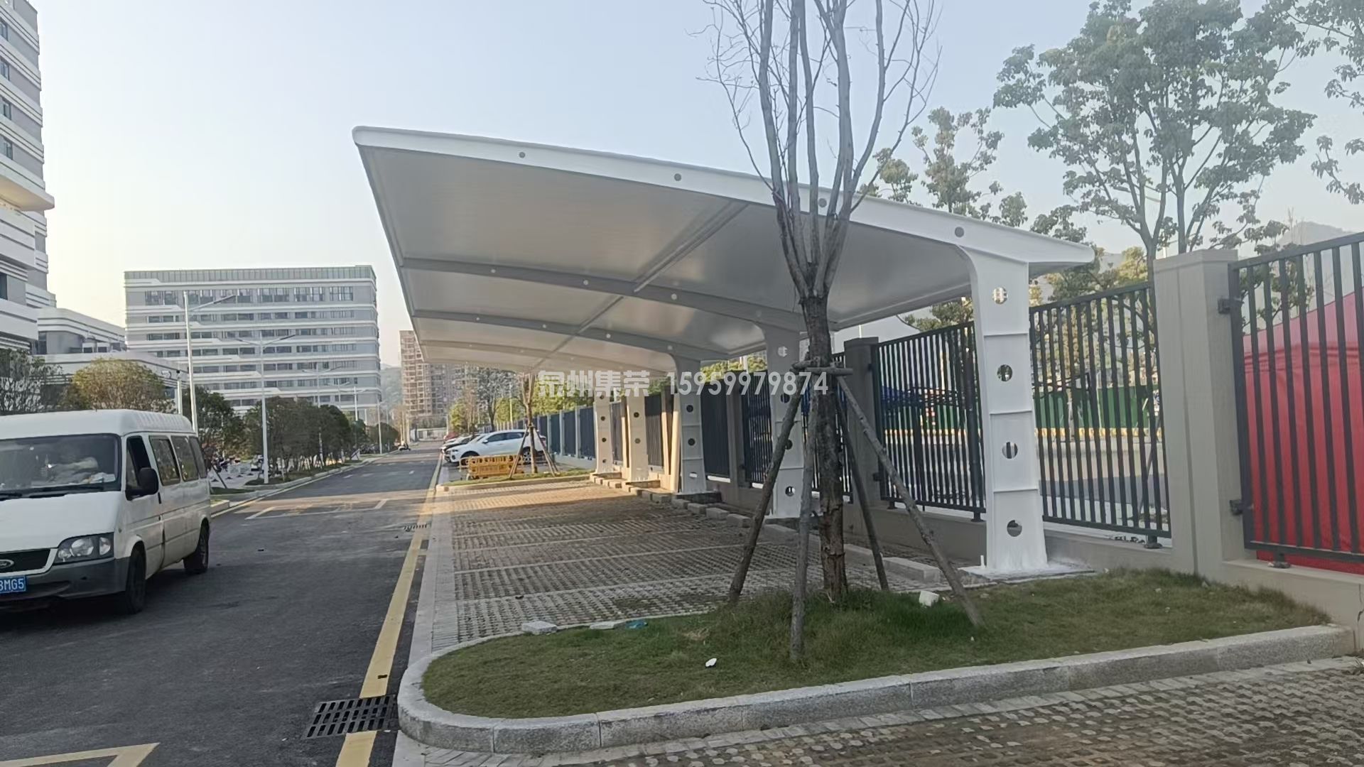 罗源县医院 7 字型膜结构停车棚完工实景，事业单位遮阳防雨车棚实拍
