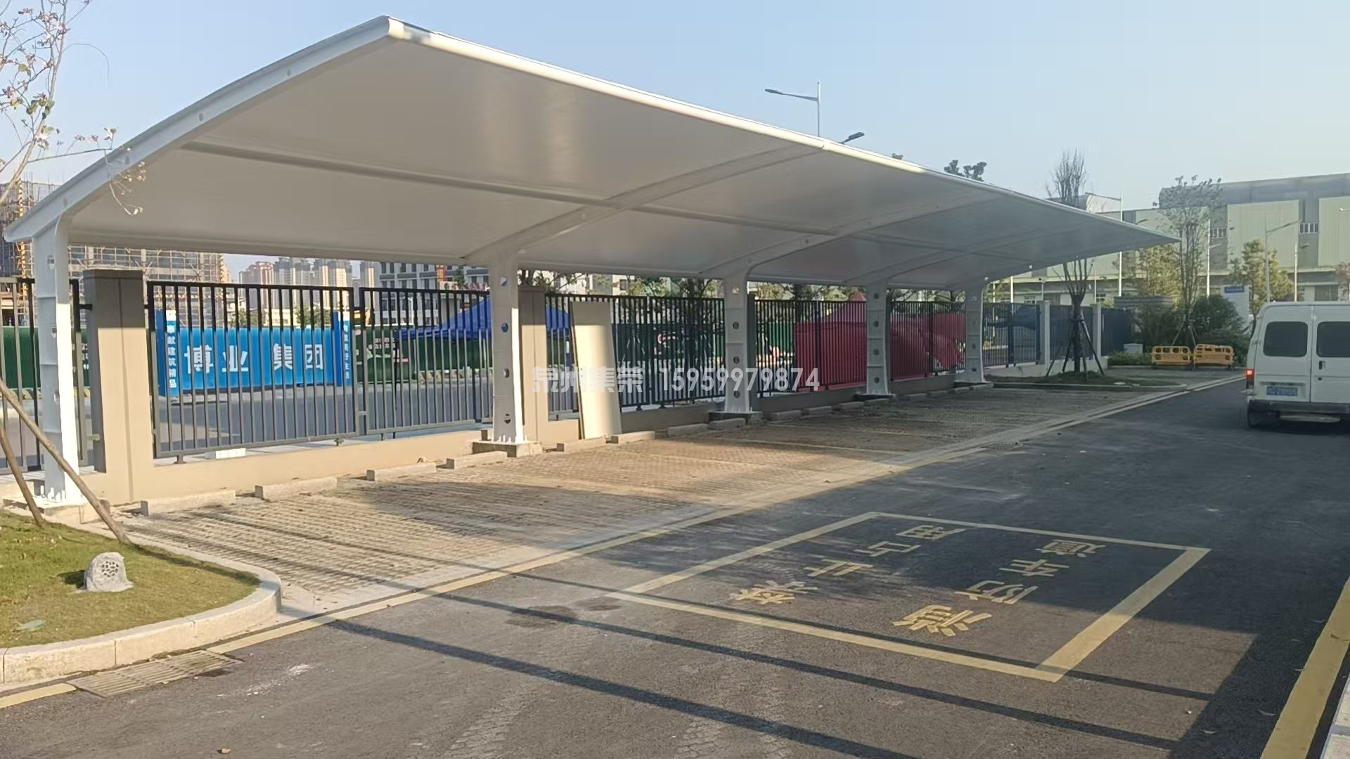 罗源县医院 7 字型膜结构停车棚完工实景，事业单位遮阳防雨车棚实拍