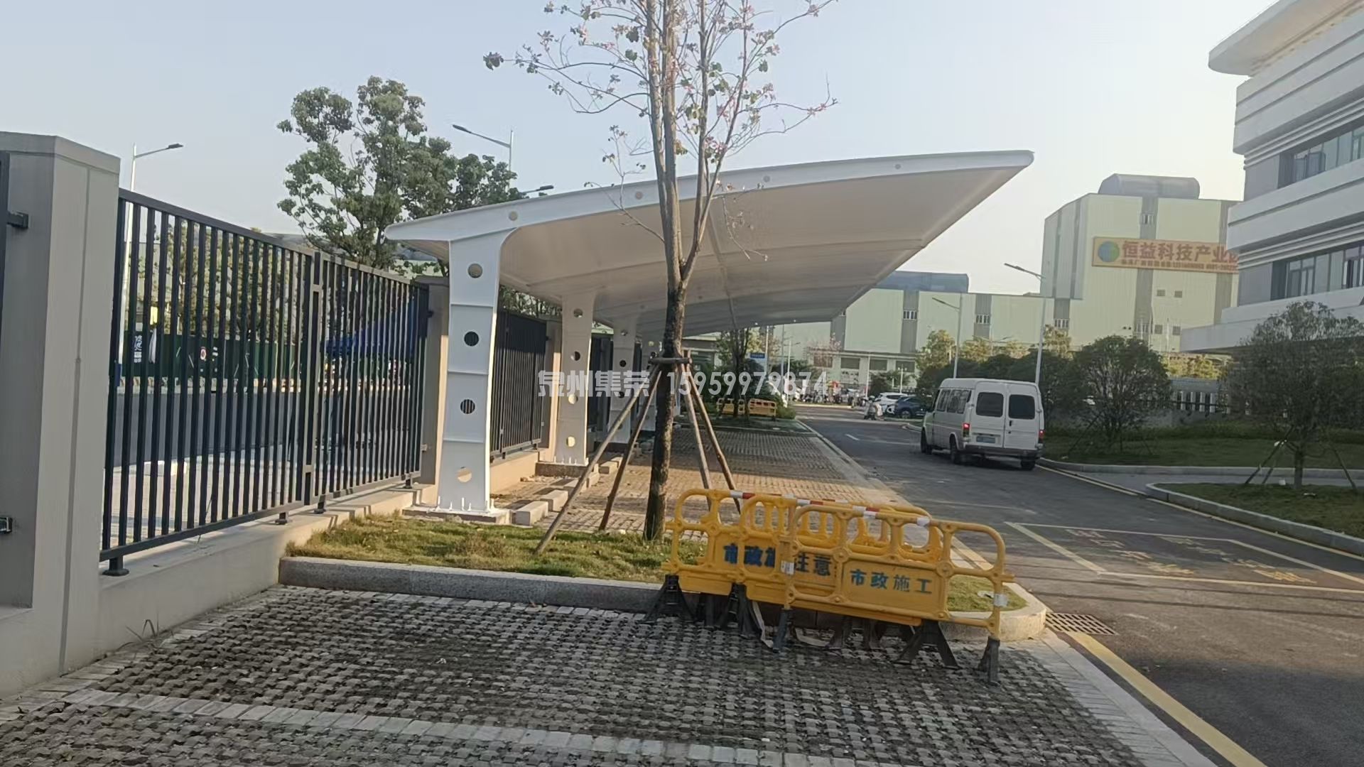 罗源县医院 7 字型膜结构停车棚完工实景，事业单位遮阳防雨车棚实拍