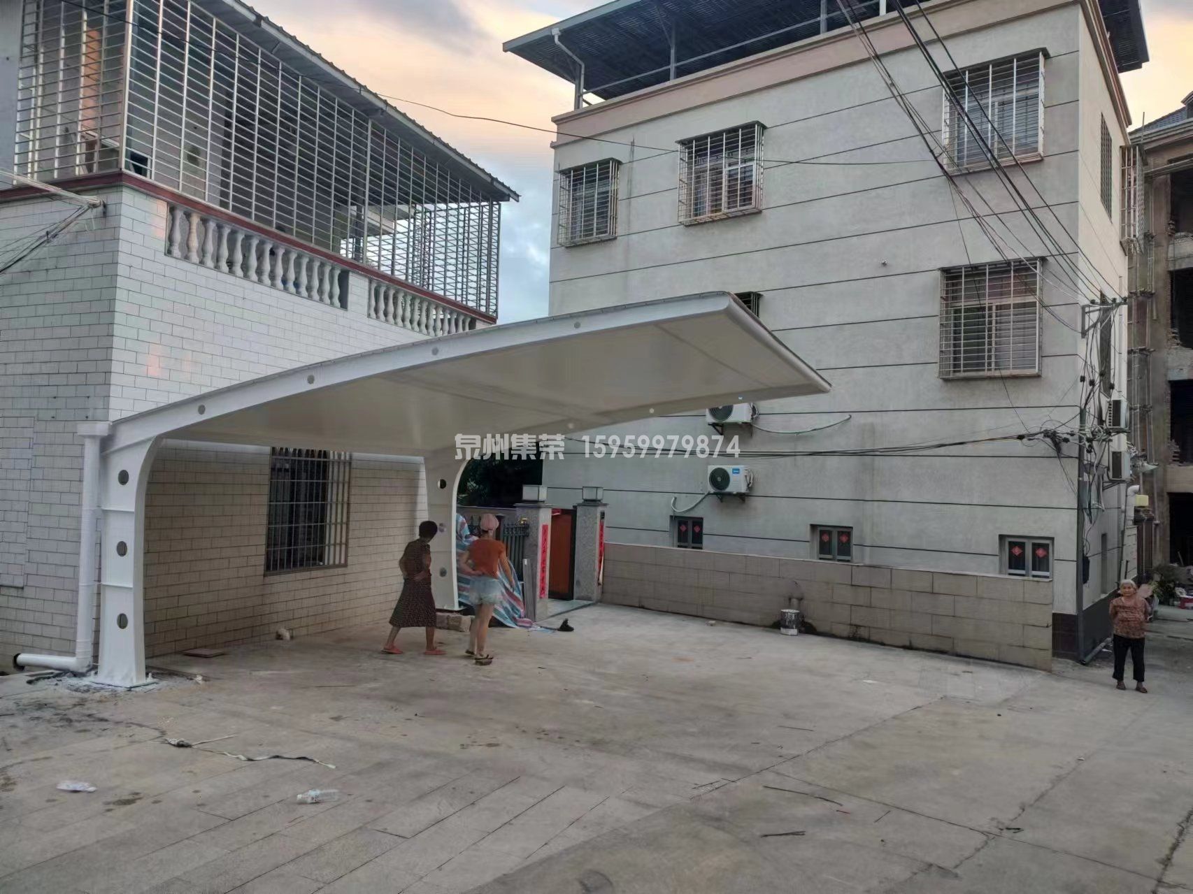 福建漳州漳浦自建房单边弧形膜结构停车棚,总面积 29.58㎡,采用环氧富锌底漆 + 氟碳漆面漆钢结构,膜材耐晒防雨,适配乡村庭院私家车停放,2026 年 8 月完工实景。 福建漳州漳浦自建房单边弧形膜结构停车棚,总面积 29.58㎡,采用环氧富锌底漆 + 氟碳漆面漆钢结构,膜材耐晒防雨,适配乡村庭院私家车停放,2026 年 8 月完工实景。