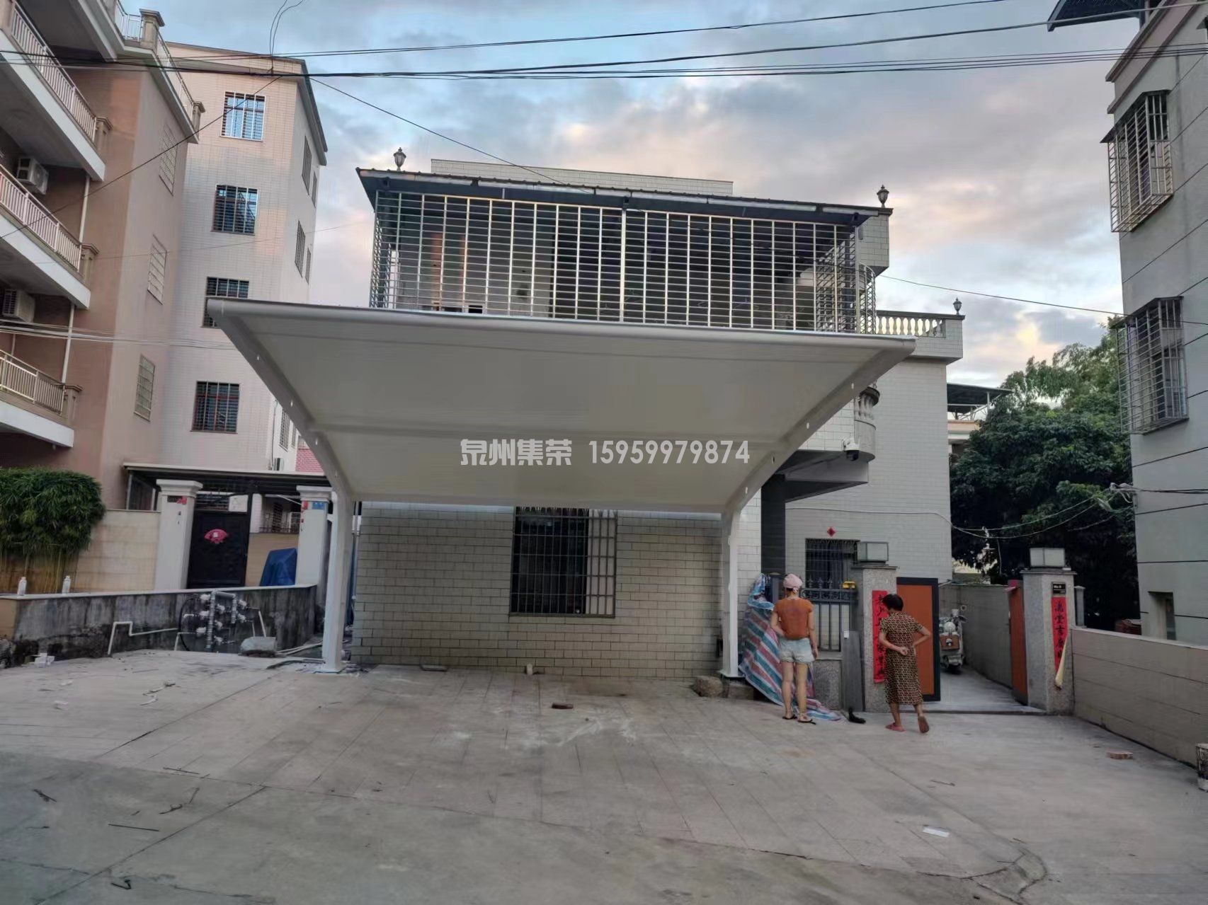 福建漳州漳浦自建房单边弧形膜结构停车棚,总面积 29.58㎡,采用环氧富锌底漆 + 氟碳漆面漆钢结构,膜材耐晒防雨,适配乡村庭院私家车停放,2026 年 8 月完工实景。 福建漳州漳浦自建房单边弧形膜结构停车棚,总面积 29.58㎡,采用环氧富锌底漆 + 氟碳漆面漆钢结构,膜材耐晒防雨,适配乡村庭院私家车停放,2026 年 8 月完工实景。
