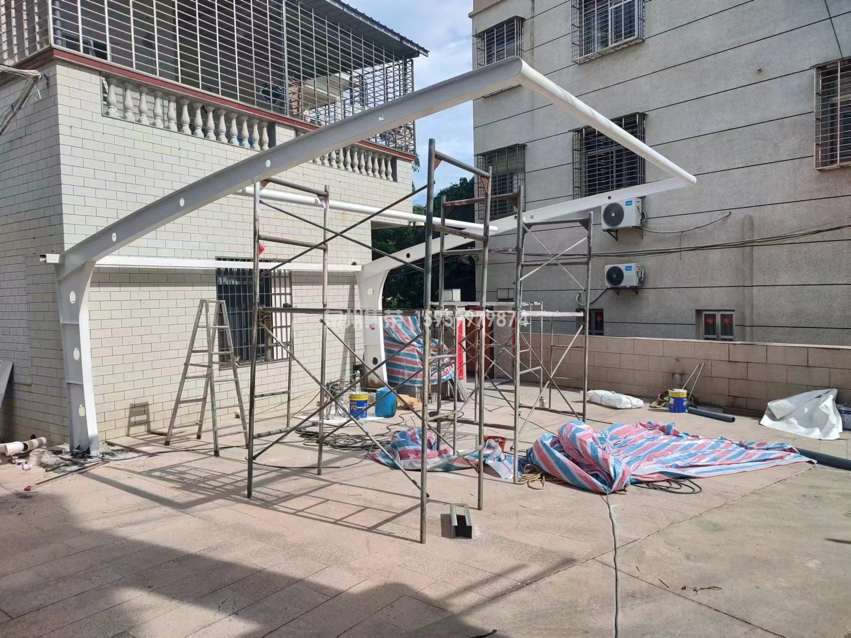 福建漳州漳浦自建房单边弧形膜结构停车棚,总面积 29.58㎡,采用环氧富锌底漆 + 氟碳漆面漆钢结构,膜材耐晒防雨,适配乡村庭院私家车停放,2026 年 8 月完工实景。 福建漳州漳浦自建房单边弧形膜结构停车棚,总面积 29.58㎡,采用环氧富锌底漆 + 氟碳漆面漆钢结构,膜材耐晒防雨,适配乡村庭院私家车停放,2026 年 8 月完工实景。