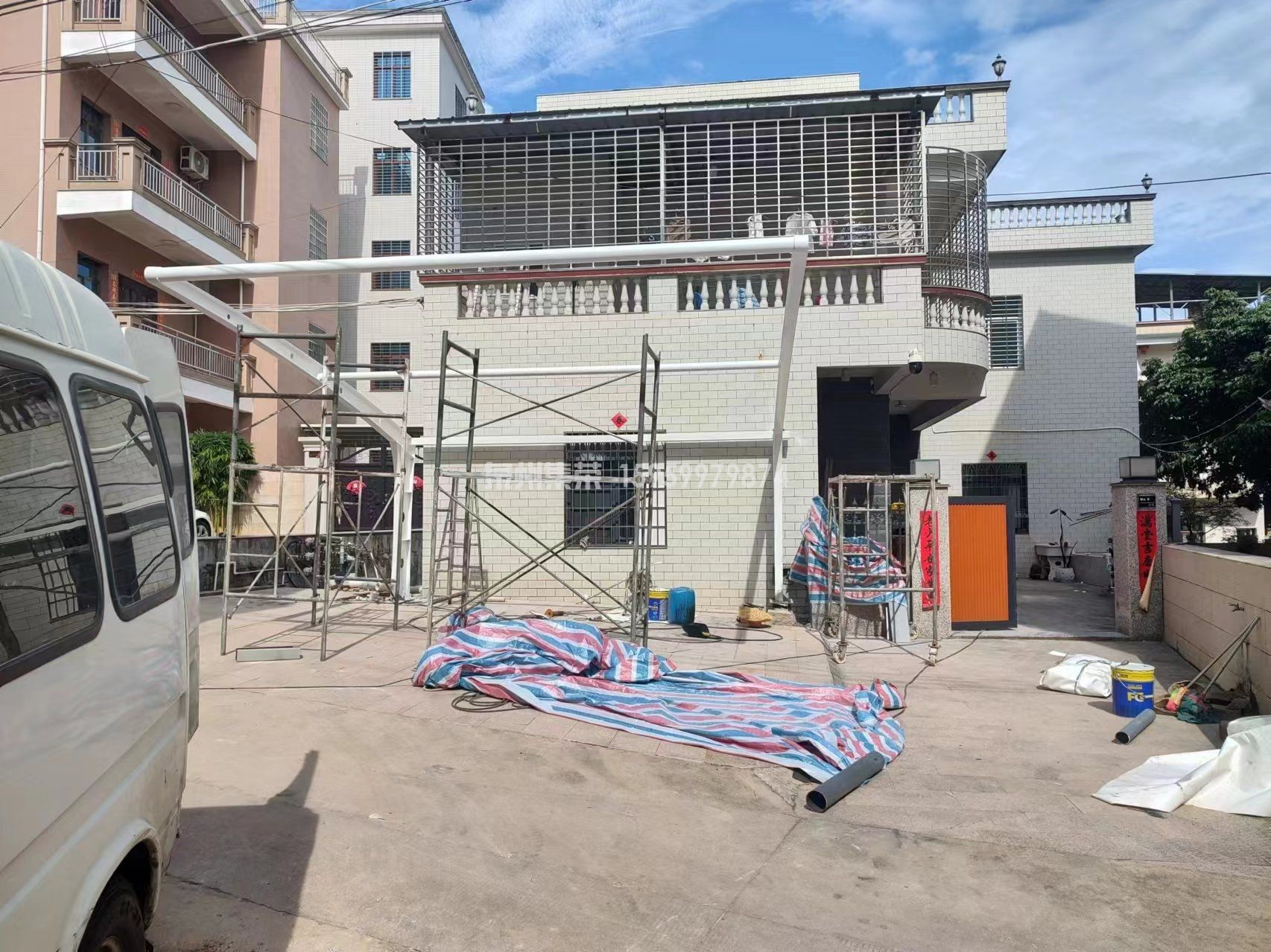 福建漳州漳浦自建房单边弧形膜结构停车棚,总面积 29.58㎡,采用环氧富锌底漆 + 氟碳漆面漆钢结构,膜材耐晒防雨,适配乡村庭院私家车停放,2026 年 8 月完工实景。 福建漳州漳浦自建房单边弧形膜结构停车棚,总面积 29.58㎡,采用环氧富锌底漆 + 氟碳漆面漆钢结构,膜材耐晒防雨,适配乡村庭院私家车停放,2026 年 8 月完工实景。