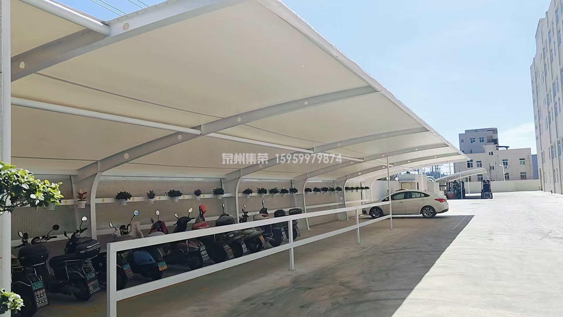 膜结构案例图福建省泉州市石狮市鸿山镇祥华集团福祥印整仓库膜结构停车棚，总面积 326.3㎡，分双区域停放电动车与家用轿车，膜材防晒防雨，钢结构防腐工艺完善，工厂厂区配套遮阳棚完工实拍，泉州本地膜结构厂家官网：www.jirongcn.cn，咨询 15959979874。