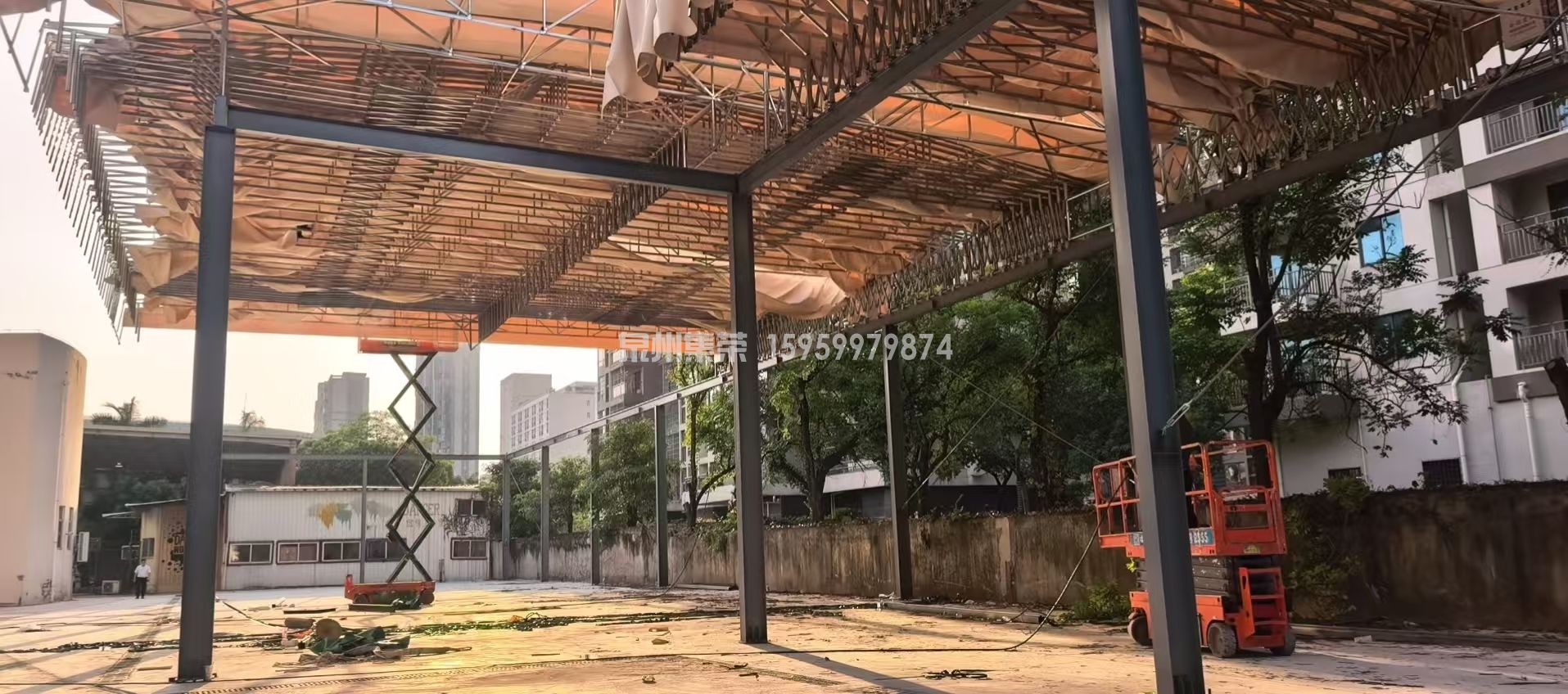 漳州电动推拉棚骨架图漳州青少年活动中心 1080㎡全镀锌管材电动推拉棚施工现场,大跨度桁架伸缩结构,校园户外遮阳遮雨工程实拍 漳州电动推拉棚骨架图漳州青少年活动中心 1080㎡全镀锌管材电动推拉棚施工现场,大跨度桁架伸缩结构,校园户外遮阳遮雨工程实拍