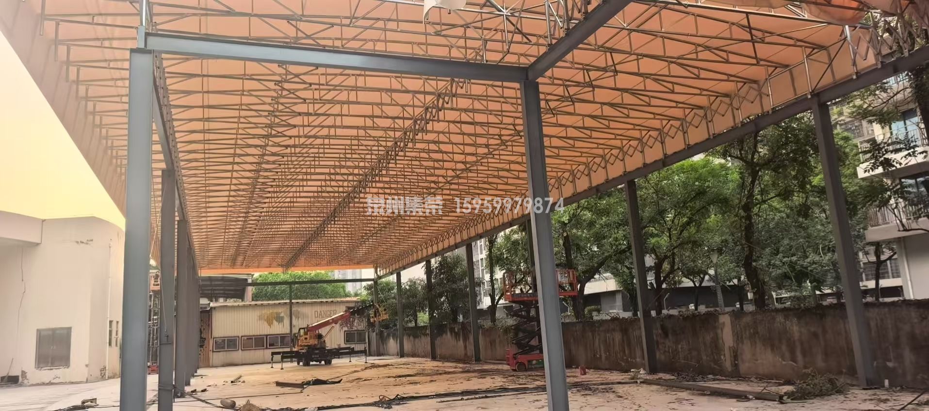 漳州电动推拉棚漳州青少年活动中心 1080㎡全镀锌管材电动推拉棚施工现场,大跨度桁架伸缩结构,校园户外遮阳遮雨工程实拍 漳州电动推拉棚漳州青少年活动中心 1080㎡全镀锌管材电动推拉棚施工现场,大跨度桁架伸缩结构,校园户外遮阳遮雨工程实拍