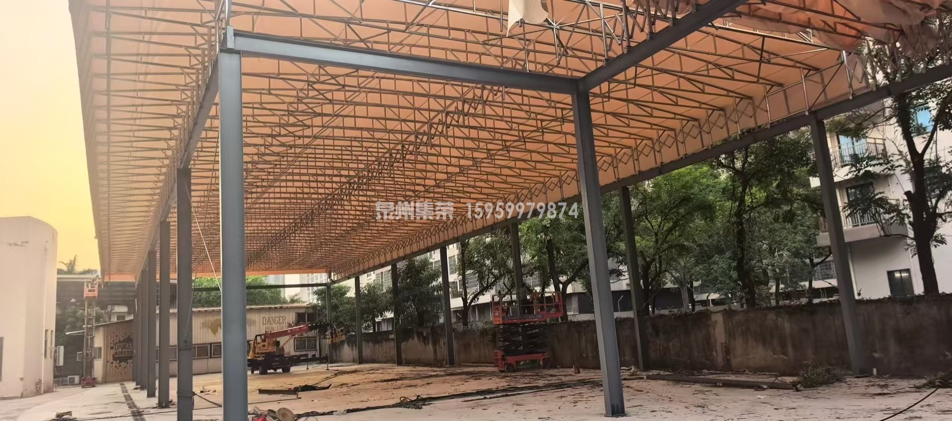 福建电动推拉棚案例图漳州青少年活动中心 1080㎡全镀锌管材电动推拉棚施工现场,大跨度桁架伸缩结构,校园户外遮阳遮雨工程实拍 福建电动推拉棚案例图漳州青少年活动中心 1080㎡全镀锌管材电动推拉棚施工现场,大跨度桁架伸缩结构,校园户外遮阳遮雨工程实拍