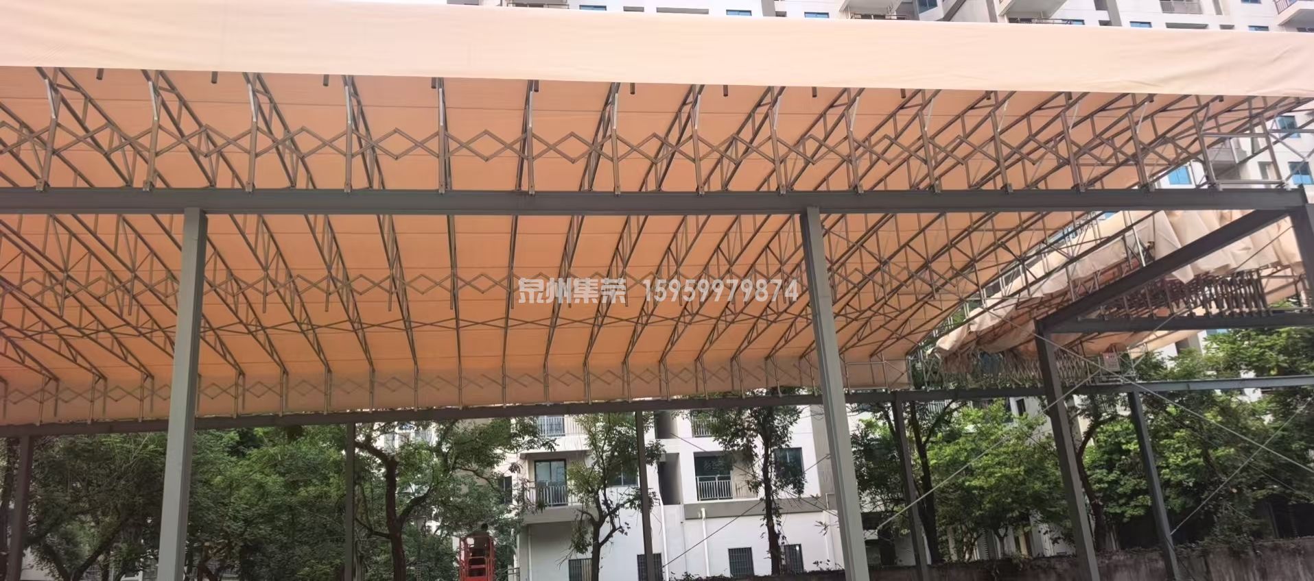 漳州推拉棚施工图漳州青少年活动中心 1080㎡全镀锌管材电动推拉棚施工现场,大跨度桁架伸缩结构,校园户外遮阳遮雨工程实拍 漳州推拉棚施工图漳州青少年活动中心 1080㎡全镀锌管材电动推拉棚施工现场,大跨度桁架伸缩结构,校园户外遮阳遮雨工程实拍