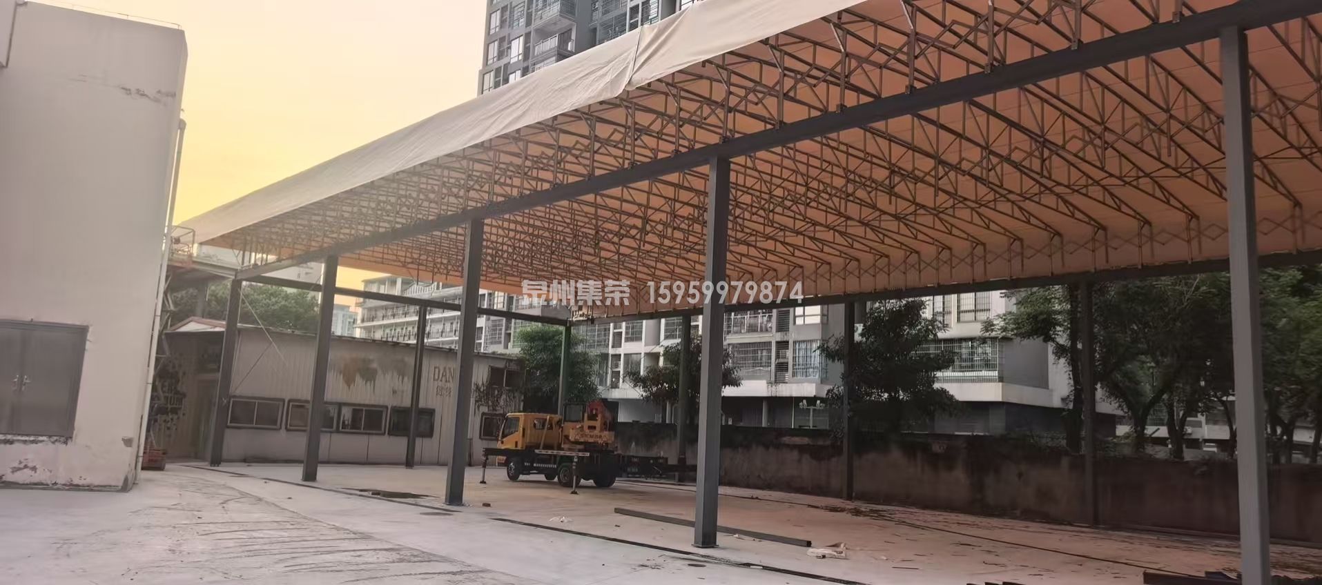 漳州青少年活动中心 1080㎡全镀锌管材电动推拉棚施工现场,大跨度桁架伸缩结构,校园户外遮阳遮雨工程实拍 漳州青少年活动中心 1080㎡全镀锌管材电动推拉棚施工现场,大跨度桁架伸缩结构,校园户外遮阳遮雨工程实拍
