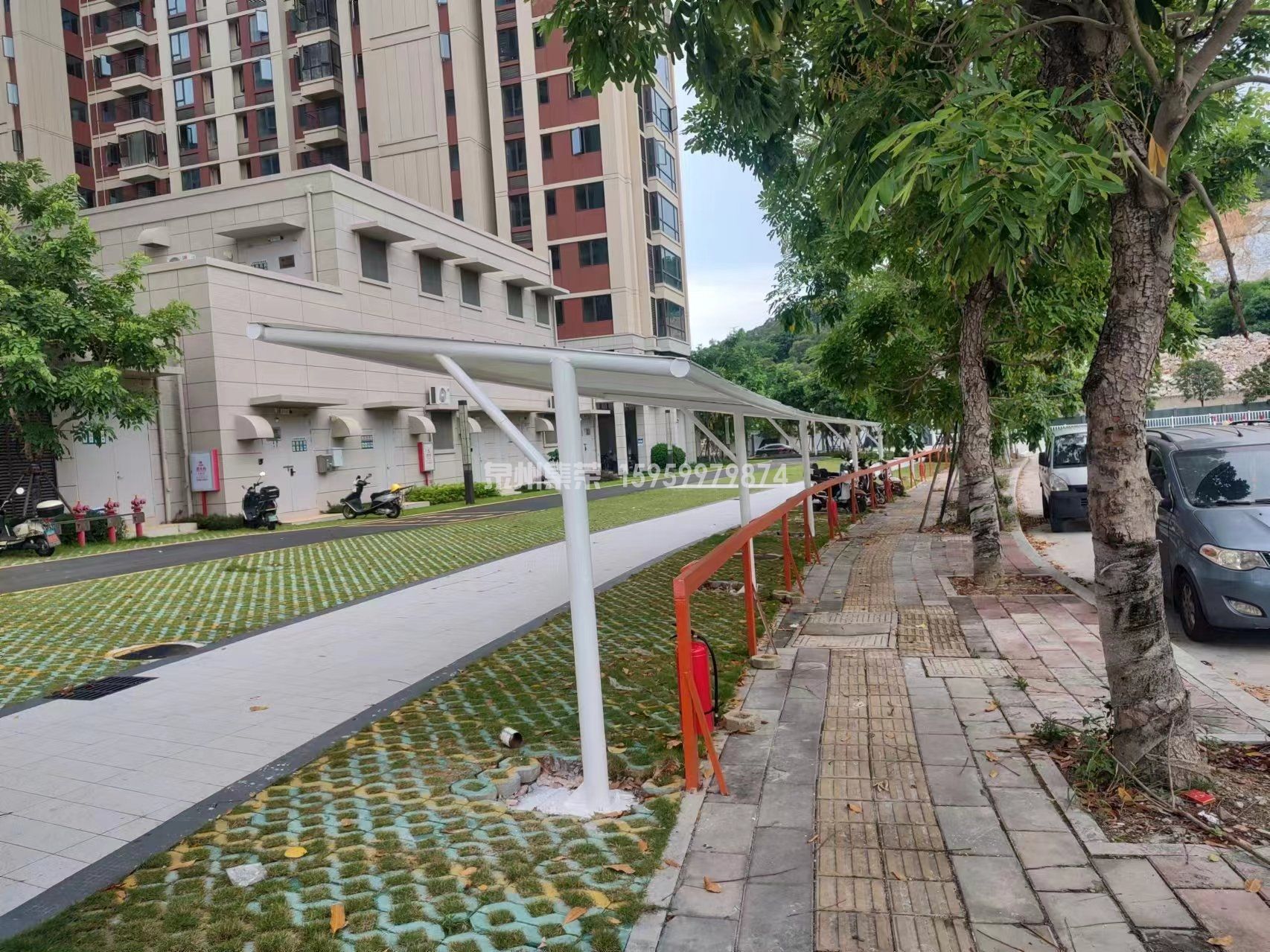 电动车实景图，泉州洛江力标・观澜小区圆管钢结构电动车膜结构雨棚，60㎡小区非机动车遮阳停车棚完工实景