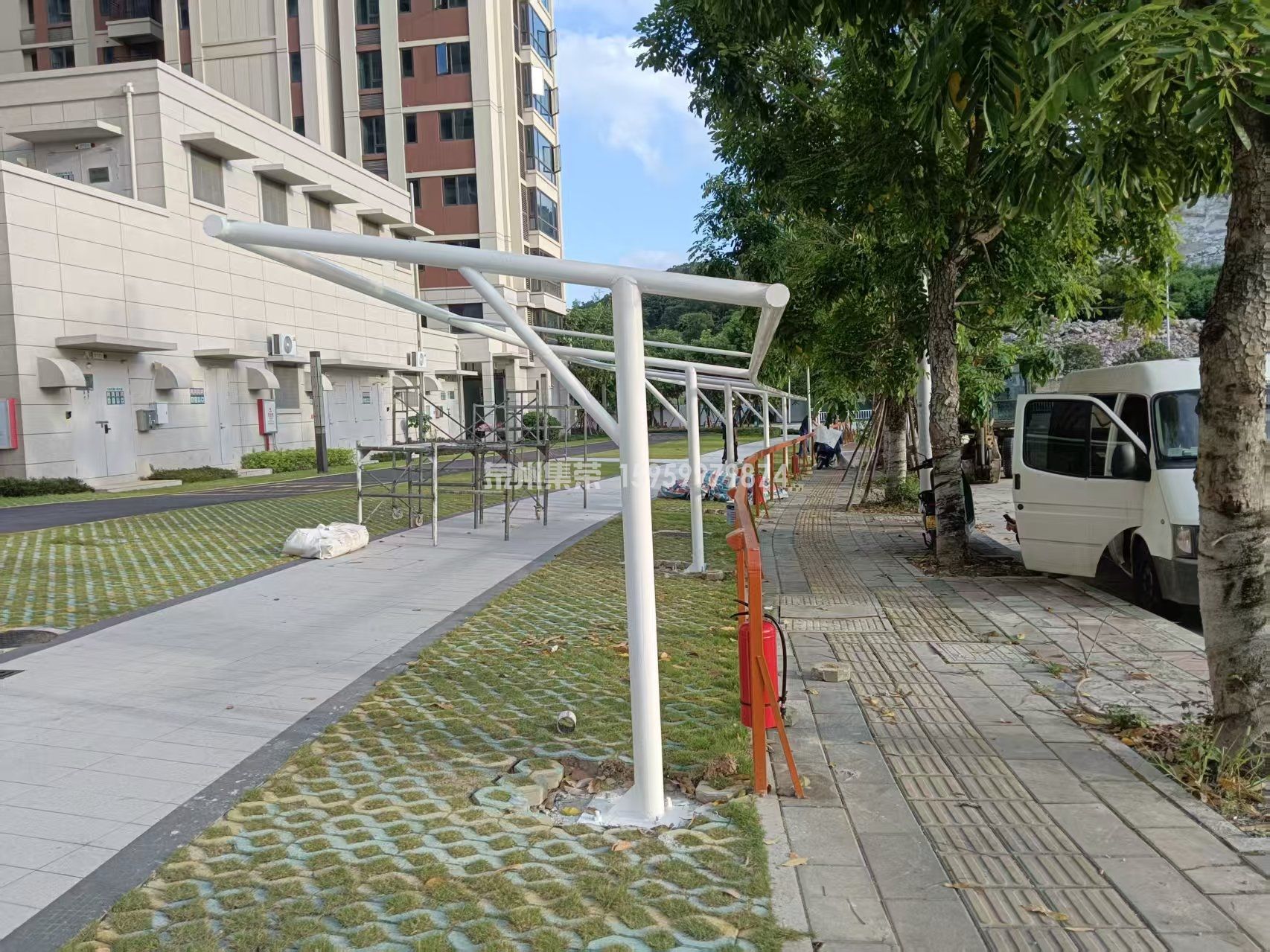 自行车膜结构骨架图泉州洛江力标・观澜小区圆管钢结构电动车膜结构雨棚，60㎡小区非机动车遮阳停车棚完工实景