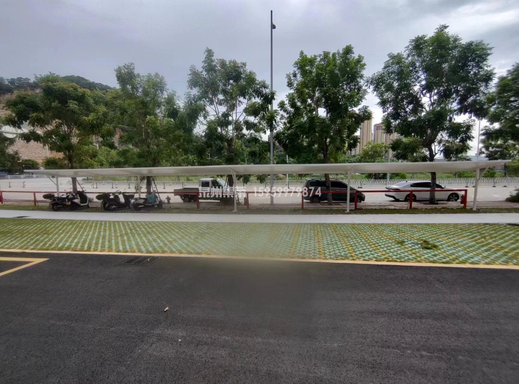 自行车膜结构雨棚案例图，泉州洛江力标・观澜小区圆管钢结构电动车膜结构雨棚，60㎡小区非机动车遮阳停车棚完工实景