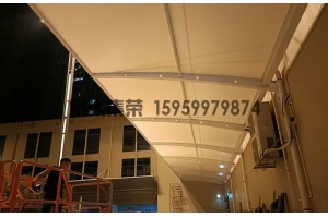 靠墙膜结构雨棚｜厂房墙面固定式遮阳停车棚